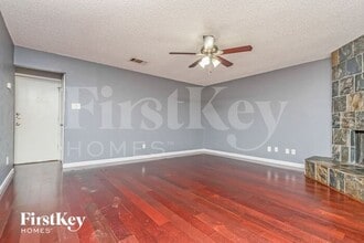 7557 Folkstone Dr in Forest Hill, TX - Foto de edificio - Building Photo