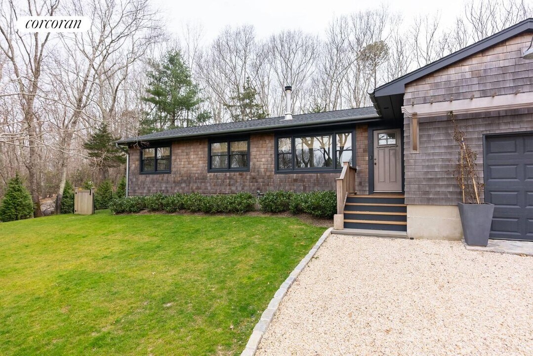 35 Sylvan Ln in Sag Harbor, NY - Building Photo