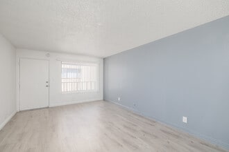 Hawthorne Chateau Apartments in Hawthorne, CA - Building Photo - Interior Photo