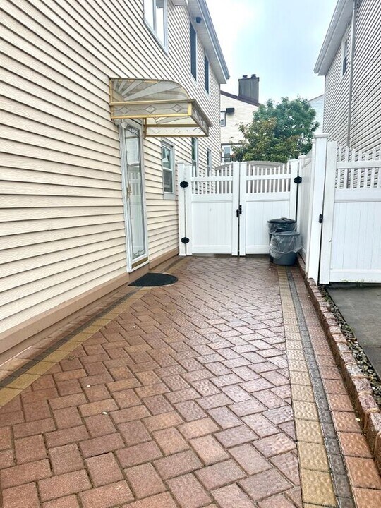112 Memphis Ave in Staten Island, NY - Building Photo