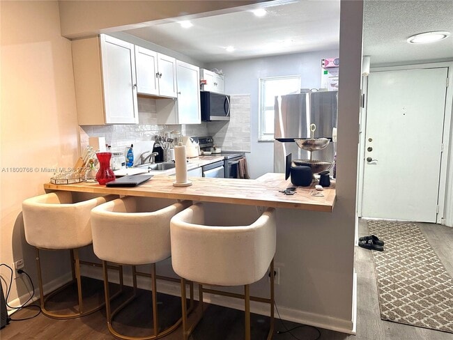 220 SW 9th Ave in Hallandale Beach, FL - Building Photo - Building Photo