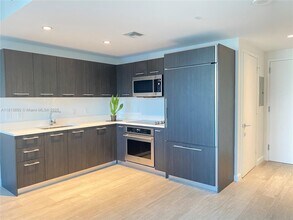45 SW 9th St, Unit 2402 in Miami, FL - Building Photo - Building Photo