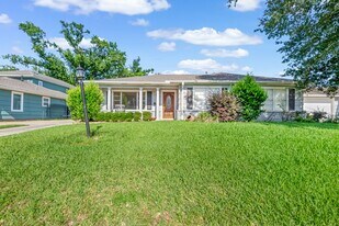 842 T C Jester Blvd in Houston, TX - Building Photo