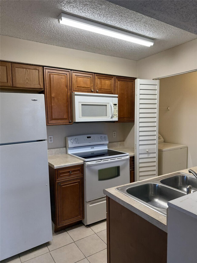 1253 SW 46th Ave in Pompano Beach, FL - Foto de edificio - Building Photo