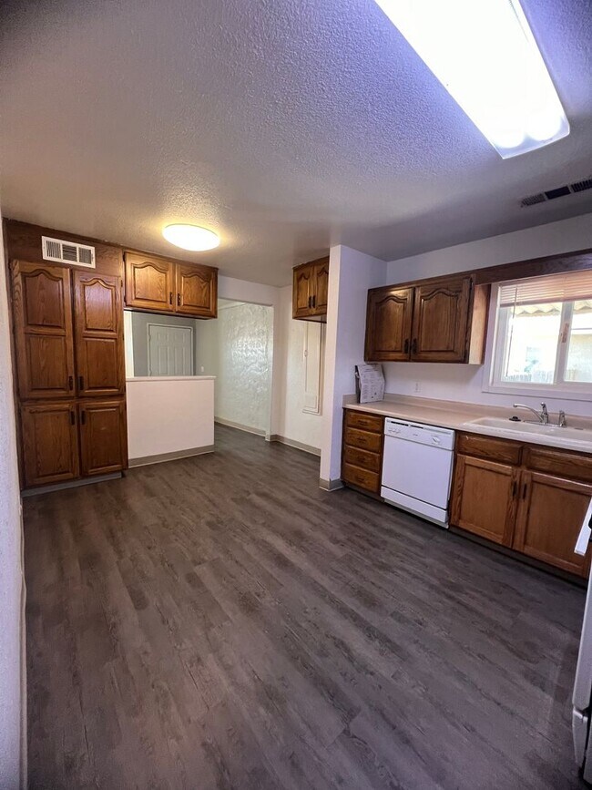 638 N O St in Tulare, CA - Building Photo - Building Photo