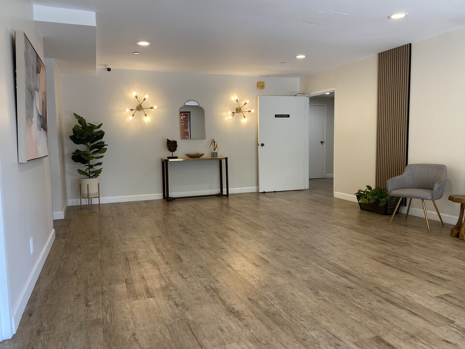 130 S Flores St, Unit 206 in Los Angeles, CA - Building Photo