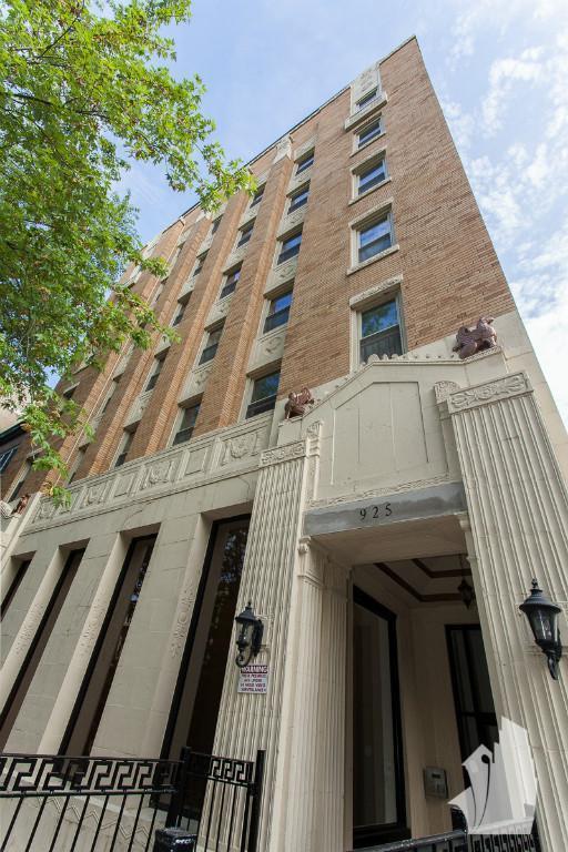 property at 920 W Carmen Ave