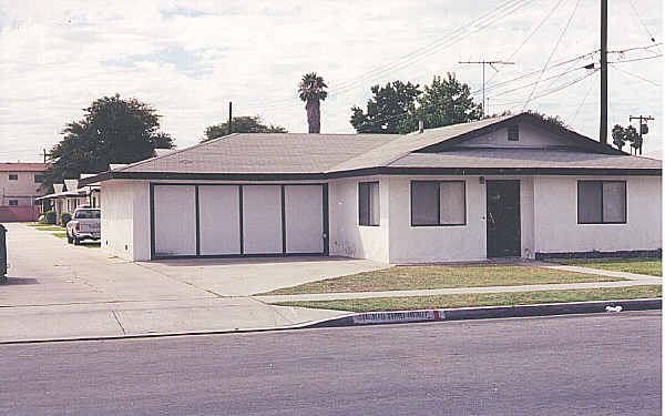 16301-16305 Cornuta Ave in Bellflower, CA - Building Photo - Building Photo