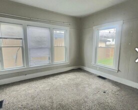 1325 S Hoyt Ave in Muncie, IN - Foto de edificio - Building Photo