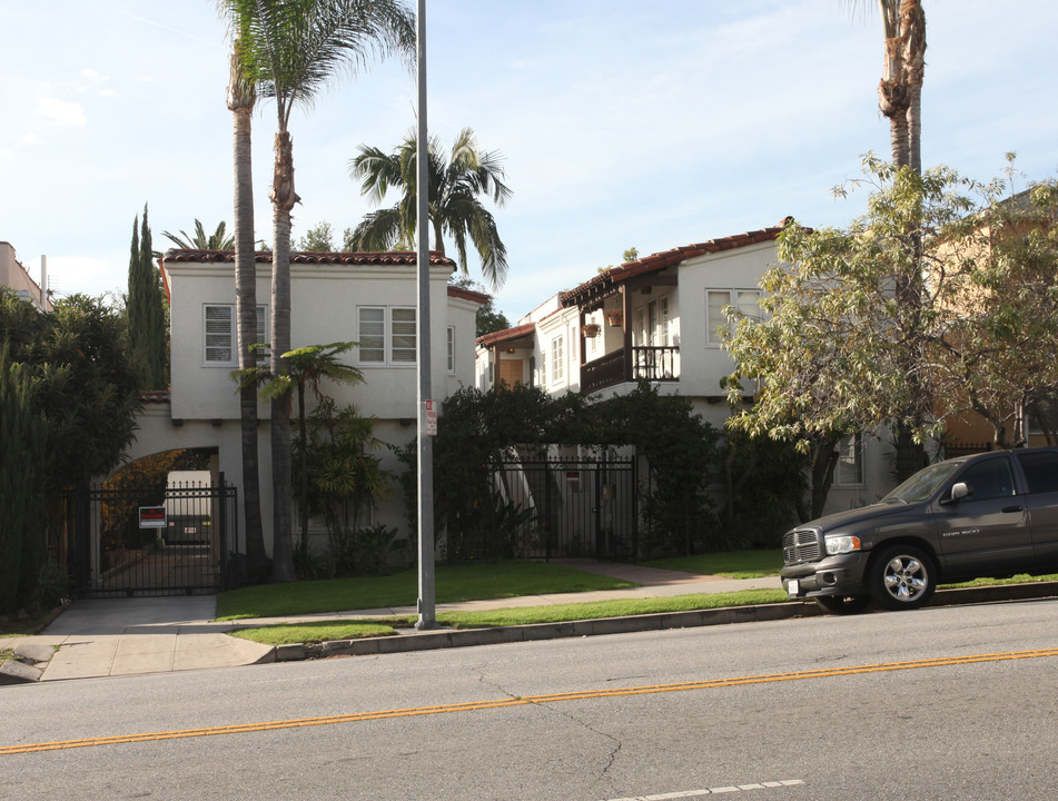 2065-2071 N Vermont Ave in Los Angeles, CA - Building Photo