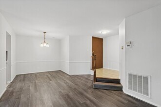 1601 Thames Ct in Wheaton, IL - Foto de edificio - Building Photo