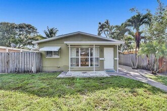 227 NE 24th Ave in Pompano Beach, FL - Foto de edificio - Building Photo