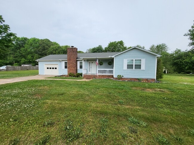 8610 Haw River Rd in Oak Ridge, NC - Building Photo - Building Photo