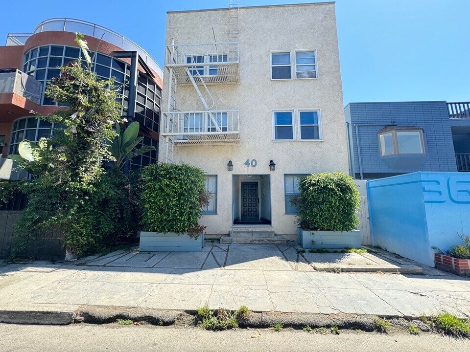 40 Brooks Ave, Unit 19 in Venice, CA - Building Photo