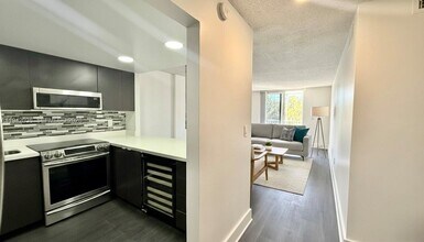 16950 W Dixie Hwy in North Miami Beach, FL - Building Photo - Building Photo