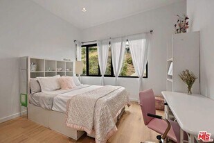 1406 1/2 N Kenter Ave in Los Angeles, CA - Building Photo