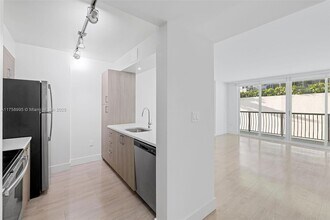 1756 N Bayshore Dr, Unit 17J in Miami, FL - Building Photo - Building Photo