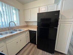 51099 Eisenhower Dr, Unit 2 in La Quinta, CA - Building Photo - Building Photo