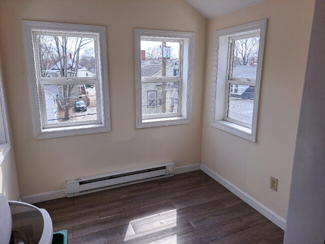 35 Pine St, Unit Unit 3-C in Rochester, NH - Foto de edificio - Building Photo