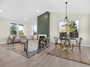 1521 Sunlit Ln in Seaside, OR - Foto de edificio - Building Photo