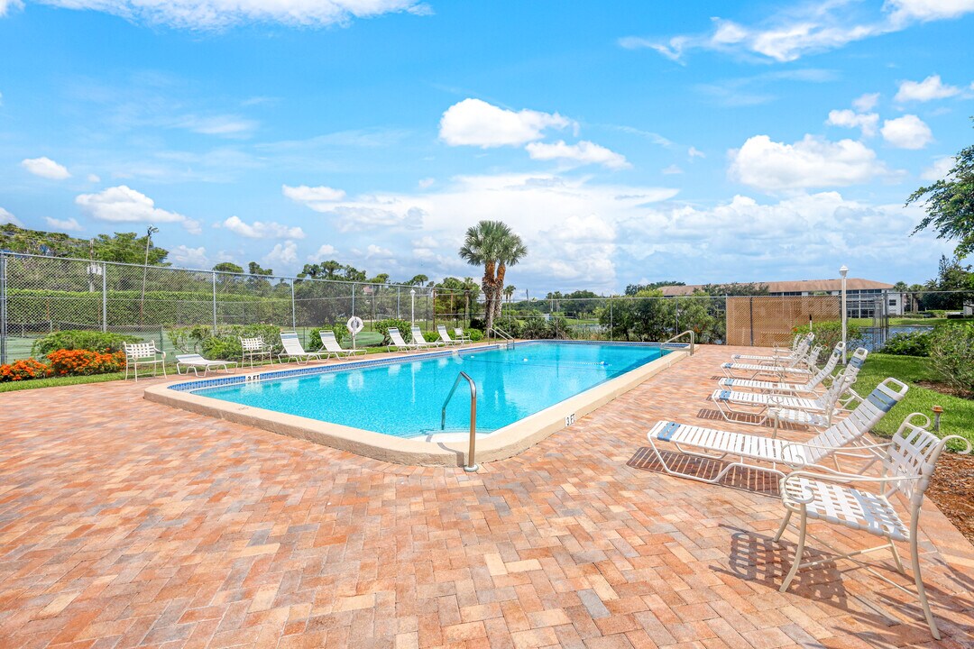 9650 Victoria Ln in Naples, FL - Building Photo