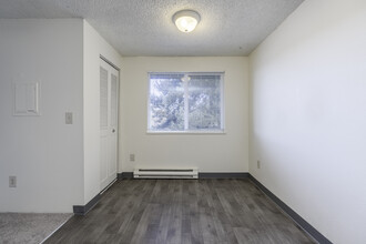 Rolling Hills Apartments in Tualatin, OR - Building Photo - Interior Photo