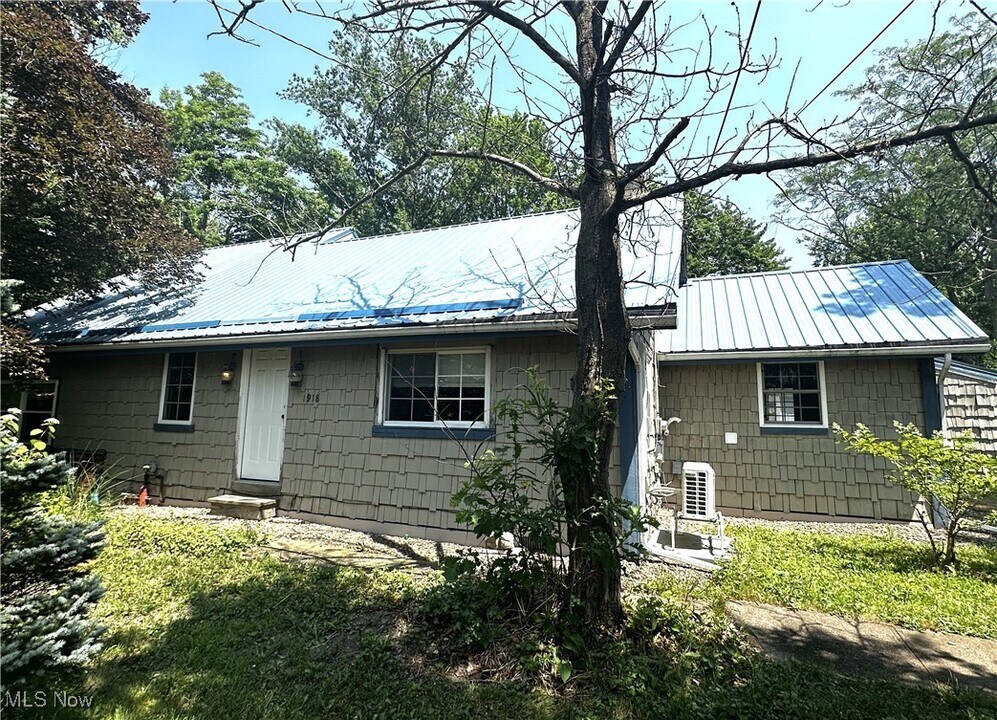 1918 Lenox-New Lyme Rd in Jefferson, OH - Building Photo