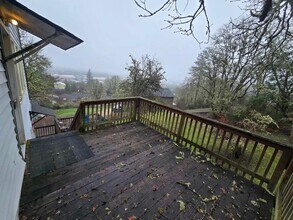 459-459 SE Dos Gatos Ct in Roseburg, OR - Building Photo - Building Photo