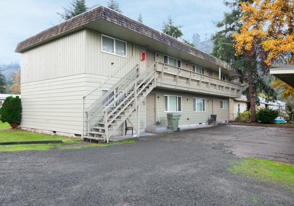 2015 42nd Ave in Longview, WA - Foto de edificio