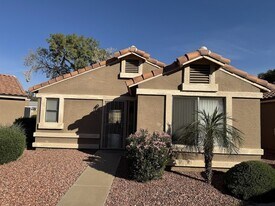 7040 W Olive Ave in Peoria, AZ - Building Photo