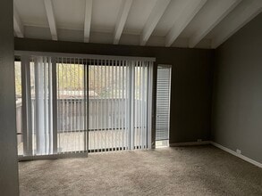 2292 Woodside Ln, Unit 16 in Sacramento, CA - Foto de edificio - Building Photo