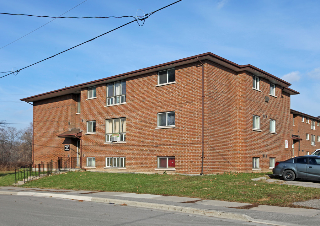 865 Robson St in Oshawa, ON - Building Photo