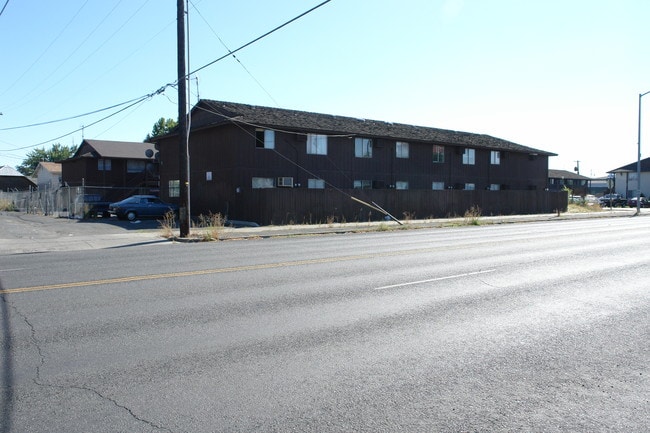 Walnut Manor in Yakima, WA - Building Photo - Building Photo