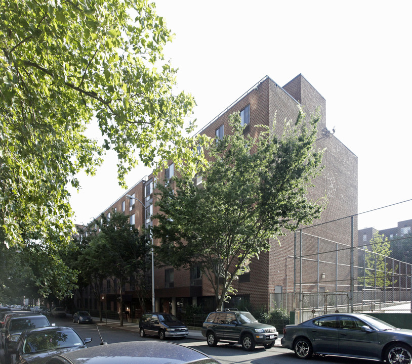 Weinberg Apartments in Bronx, NY - Foto de edificio