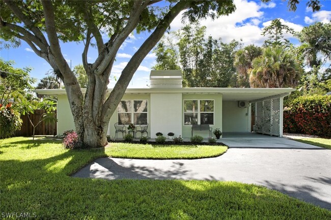 982 13th St N in Naples, FL - Foto de edificio - Building Photo