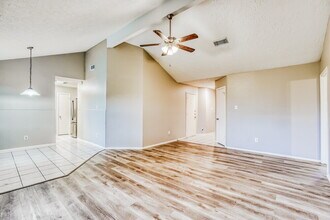 20115 Woodhall Ln in Humble, TX - Foto de edificio - Building Photo