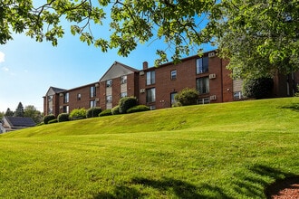 Churchill Court in Haverhill, MA - Foto de edificio - Building Photo