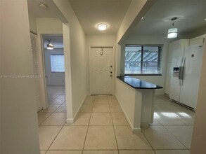449 Lakeview Dr in Weston, FL - Building Photo - Building Photo