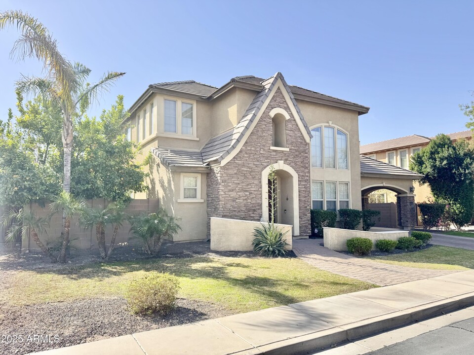 2737 E Hampton Ln in Gilbert, AZ - Building Photo
