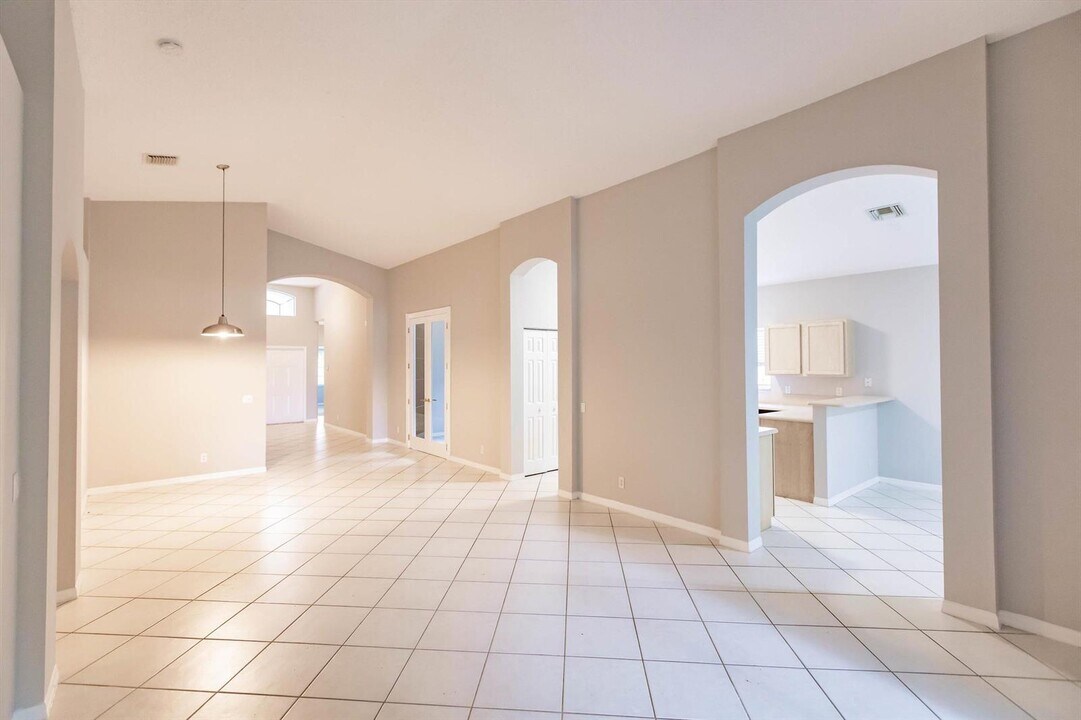 6304 Harbour Club Dr in Greenacres, FL - Building Photo