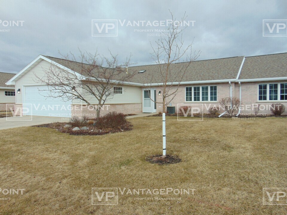 1684 Twin Lakes Cir in Green Bay, WI - Building Photo