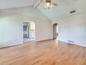2121 Northglen Dr in Hurst, TX - Foto de edificio - Building Photo