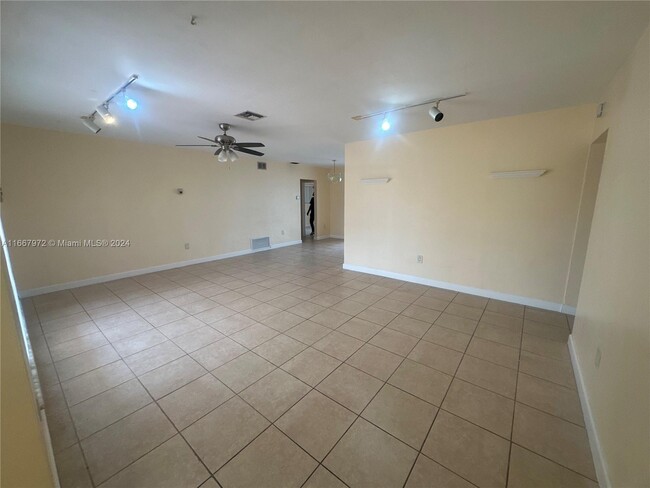 6637 Ficus Dr in Miramar, FL - Foto de edificio - Building Photo