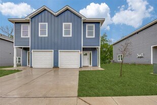 414 E 7th St in Bonham, TX - Building Photo