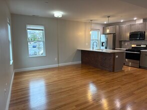 595 Main St, Unit 201 in Medford, MA - Building Photo - Building Photo