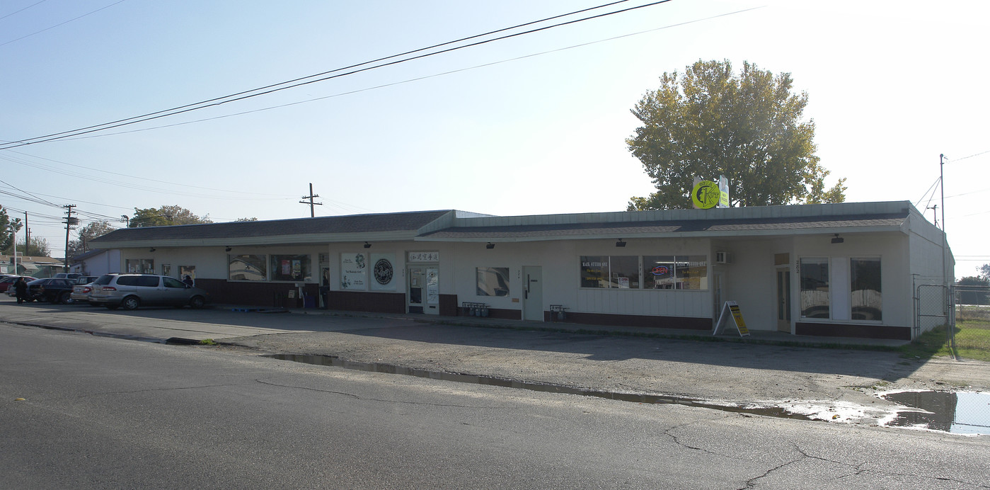 241-255 Broadway Ave in Atwater, CA - Building Photo