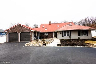 24 Rose Apple Rd in Levittown, PA - Building Photo