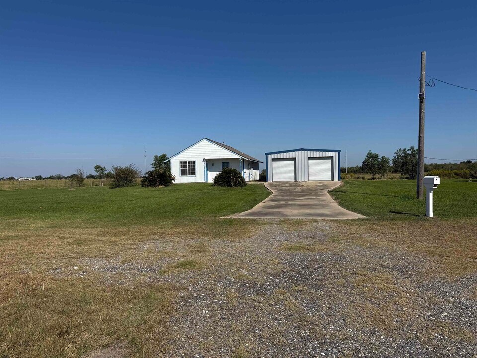 408 W Main St in Hackberry, LA - Building Photo
