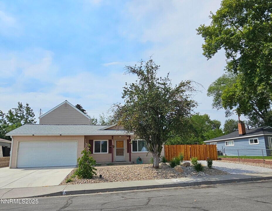 1685 Chaska Pl in Reno, NV - Building Photo