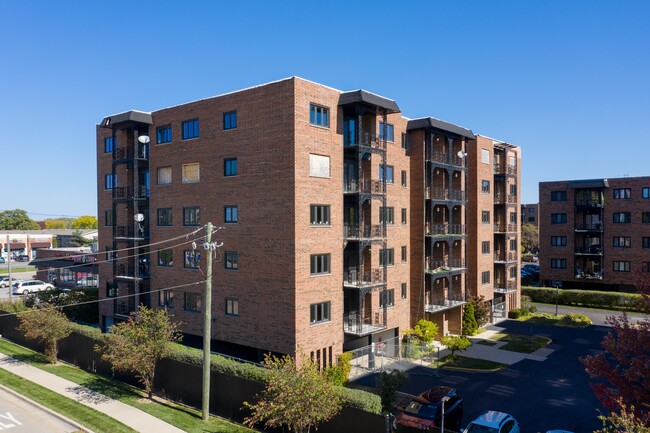 Building J in Des Plaines, IL - Foto de edificio - Building Photo